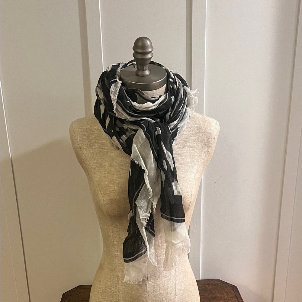 Gorgeous Black and White Scarf